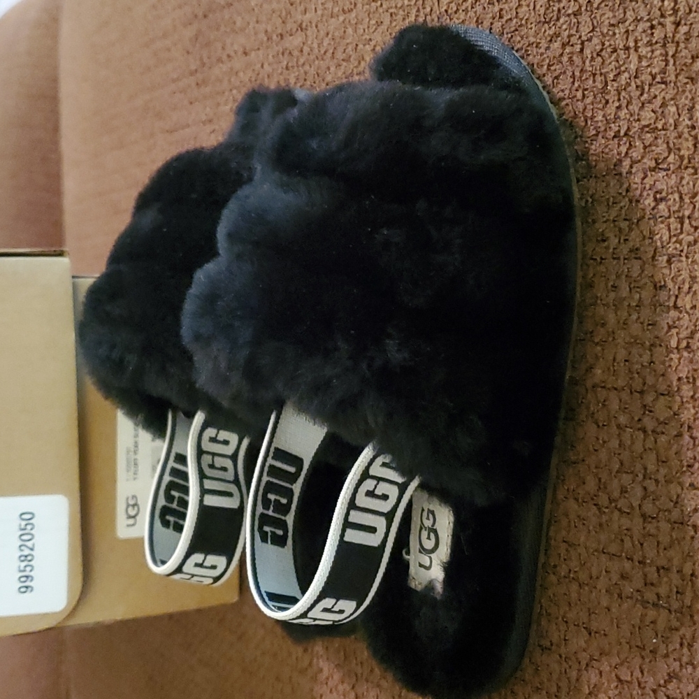 Uggs comfortable cozy slippper/sandal